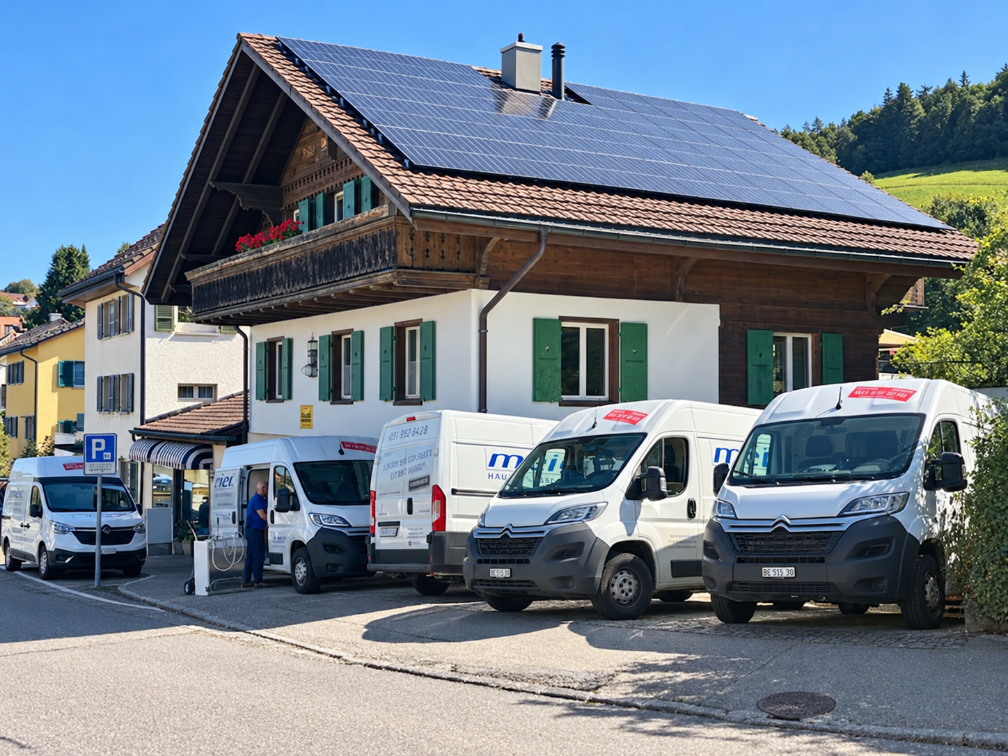 Firmengebäude von Meier Haushaltapparate in Spiegel bei Bern mit Servicefahrzeugen